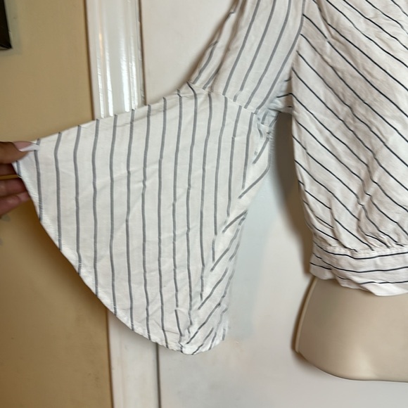 Jealous tomato crop top with bell sleeves - Picture 4 of 8